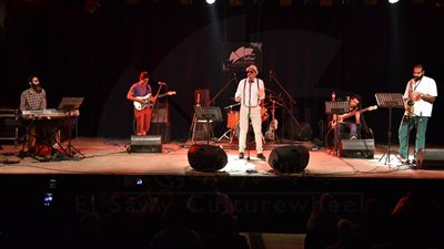 بالصور.. مصطفى رزق يبدع بموسيقى الجاز والبلوز في ساقية الصاوي