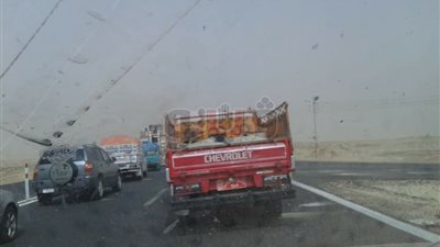 تكدس السيارات بعد غلق الطرق بسبب العواصف الترابية بالوادي الجديد (صور)