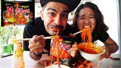 بالفيديو.. رد فعل شاب تناول كميات كبيرة من النودلز الحارة