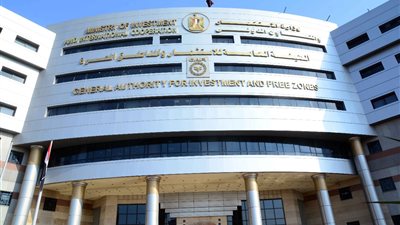 معركة تكسير العظام تشتعل في أروقة الاستثمار.. استقالة رئيس الهيئة ومدير قطاع المناطق الحرة.. مجلس الوزراء يرفض الاستقالة.. ومصادر تحذر من فشل خطة سحر نصر في جذب الاستثمارات