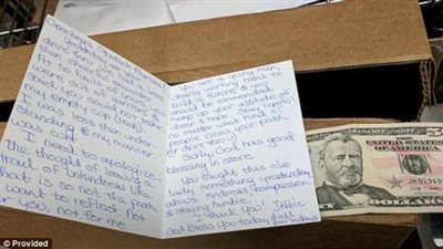 بالصور.. «زبونة» تعتذر لعامل مقهى بطريقة مفاجئة