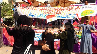 بالفيديو.. مواطنون يحتفلون بـ«تحرير سيناء» على طريقة «عبده موته»