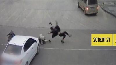 سيارة تطيح برجلين وهما يعبران الطريق بأيسلندا (فيديو)