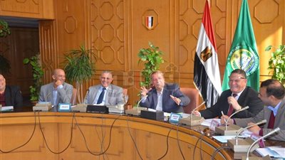محافظ الإسماعيلية يستعرض مشكلات المواطنين مع «الأوقاف» (صور)
