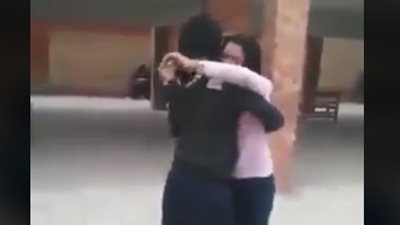 آخرة هزار الأصحاب.. نهاية مروعة لـ«حضن فتاتين» (فيديو)