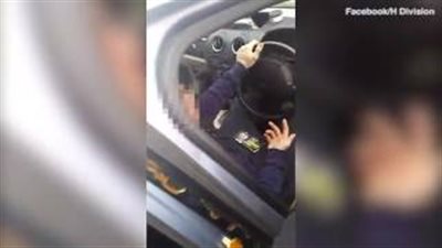 شاهد.. رد فعل متحرش بالأطفال بعد القبض عليه