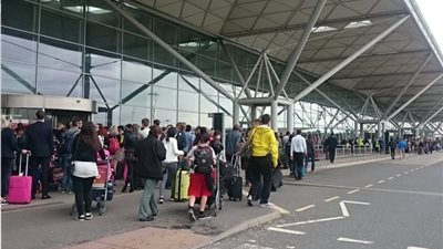 إخلاء مطار «ستانستيد» في بريطانيا بعد إنذار أمني