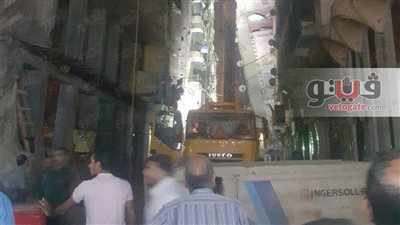 بالصور.. العمال يواصلون هدم عقار «الأزاريطة» بالإسكندرية يدويًّا