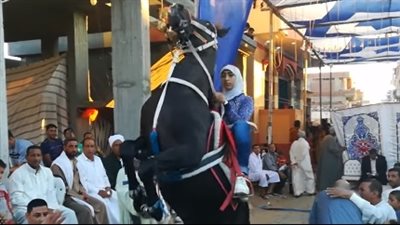 بالفيديو.. «عبير» أول فتاة ترقص بالخيل على أنغام المزمار في الدقهلية