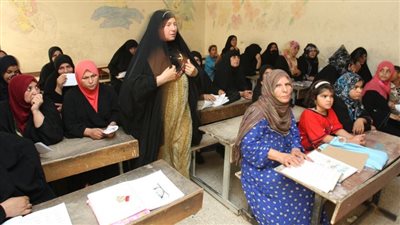 «الأمية.. مرض مزمن يصيب العالم».. مصر بين أكثر 9 دول تعانى من الظاهرة.. 84% من سكان الأرض يقرأون ويكتبون.. النساء يمثلن ثلثى الكبار الأميين.. 115 مليون طفل لم يتعلموا بالمدارس الابتدائية