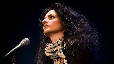 عائلة ريم بنا تطبع قبلة الوداع على جبينها بصلاة الجنازة (فيديو)