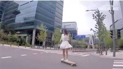 بالفيديو.. فتاة تشعل فيس بوك برقصها على لوح تزلج