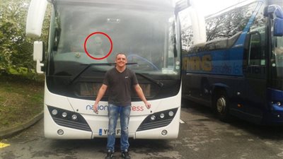 بالصور.. لقطات غريبة لرجل مع كائن فضائي