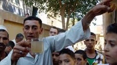 «الماء فيه سم قاتل».. تسمم 70 شخصا بالشرقية ومكبرات المساجد تحذر من خطورة المياه.. أهالي المنوفية يعتمدون على المياه المعدنية.. «المجاري» تتسرب لصنابير القليوبية.. وتلف خلايا المخ 