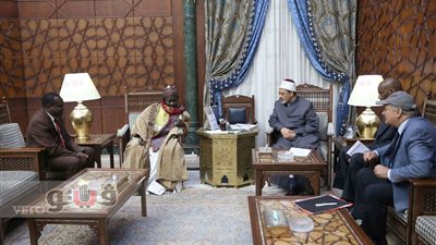 شيخ الأزهر يستقبل أمام الجامع الأعظم بالسنغال