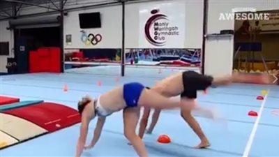 بالفيديو.. شاب وفتاة يذهلان الجميع بمهاراتهما في السير على أيديهما