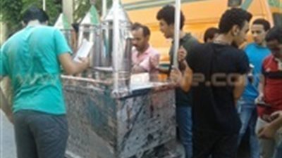 «عم رمضان».. صديق موظفي التربية والتعليم والطلاب المتظاهرين