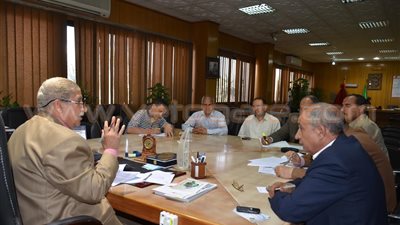 محافظ الإسماعيلية يناقش إجراءات تسليم أراضي قرية الأمل