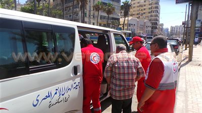 بالصور.. انتشار فرق «الهلال الأحمر» بميادين الإسكندرية