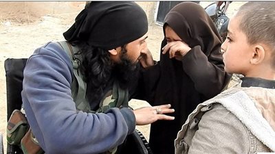 طفلة تتوسل إلى والدها الإرهابي قبل تفجير نفسه في سوريا (صور)