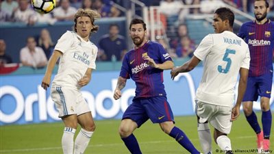 برشلونة يواجه ريـال مدريد اليوم في ذهاب كلاسيكو السوبر الإسباني