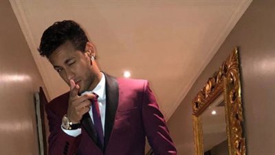 نيمار بـ«البدلة الحمراء» في حفل الأفضل في العالم