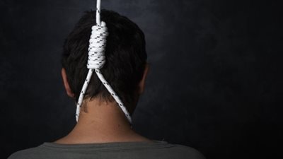 شاب يشنق نفسه بسبب رفض الفتيات الزواج منه