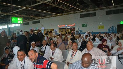 مصر للطيران تواصل مد جسرها الجوي لنقل ضيوف الرحمن.. بدء أولى الرحلات إلى جدة بنقل أفواج حجاج الجمعيات.. تنظيم 36 رحلة خلال يومين.. والثلاثاء نقل الحجاج الفلسطينيين