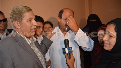 بالصور.. محافظ الإسماعيلية ومدير الأمن يقدمان العزاء لأسرة شهيد سيناء