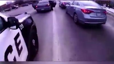 شرطيان ينقذان طفلة من الاختناق (فيديو)