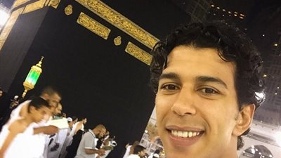 أحمد حمودي يؤدي مناسك العمرة: «يا رب اجعلها مقبولة»