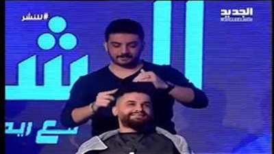 بالفيديو.. «حلاق» يشعل النيران في شعر زبائنه على الهواء