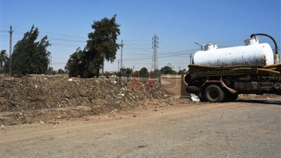 سيارات الصرف بالمنيا تتحدى قرارات المحافظ وتلقي مخلفاتها في المياه (صور)