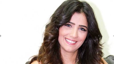 مي عمر: تقليد أبطال «مسرح مصر» لـ«الأسطورة» دليل على نجاحه