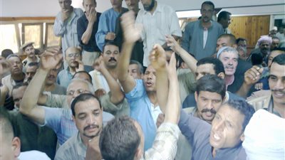 وقفة احتجاجية للعاملين بـ