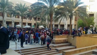 بالصور.. طلاب الجامعة الأمريكية يتظاهرون ضد ارتفاع مصاريف الدراسة
