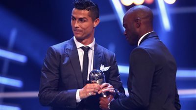 رونالدو بعد الفوز بجائزة أفضل لاعب في العالم: «أشكر ميسي ونيمار»