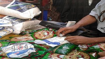 ضبط مواد غذائية فاسدة داخل «هايبر» شهير ببني سويف