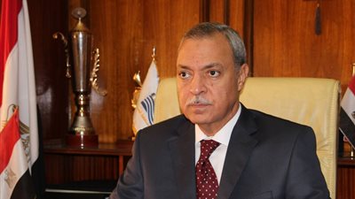 محافظ قنا يتفقد سير العمل بمشروع مصنع الملابس وورش التدريب بالمعنا