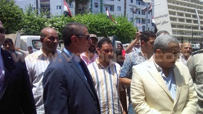 بالفيديو والصور.. محافظ كفر الشيخ يتابع توزيع 50 طن أرز