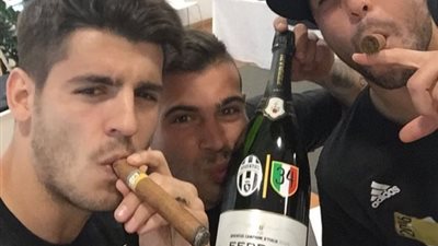 بالصور.. «سيجار وخمور» في احتفالات يوفنتوس بالدوري الإيطالي