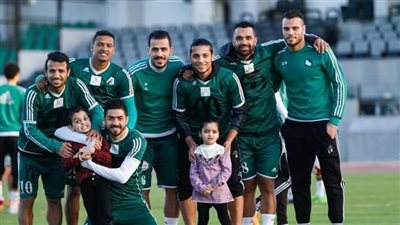 «مسعود » حارس المصري يصطحب أطفاله في المران