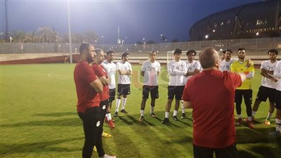 غريب يشرح أخطاء ودية السعودية للاعبي المنتخب الأوليمبي (صور)