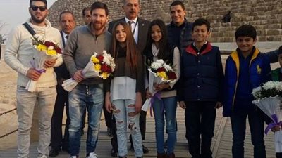 استقبال طفلة «البنطال الممزق» لـ«ميسي» تغضب المصريين.. خبير بروتوكول: فضيحة عالمية.. حقوقي: جريمة في حق الصغيرة.. ورئيس الشركة المنظمة يرد: لم نتدخل في ملابس الأطفال