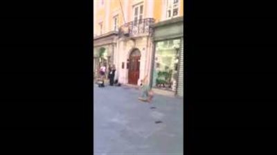 بالفيديو.. فتاة عربية تذهل المارة برقصة في شوارع إيطاليا