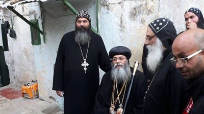 مطران القدس يقود احتجاجا رافضا لوضع بوابات جديدة لدير السلطان