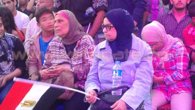 بالصور.. أهالي الإسكندرية يرقصون على أنغام تسلم الأيادي