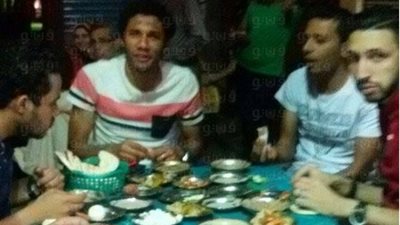 بالصور.. «النني» يتناول «فول وفلافل» في أحد مطاعم المحلة