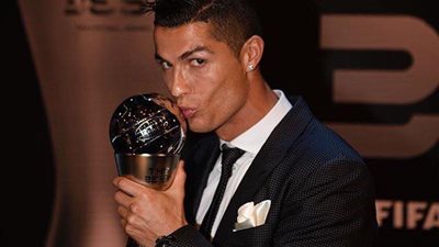 «رونالدو» بعد فوزه بجائزة الأفضل: شكرا لكل من دعمني