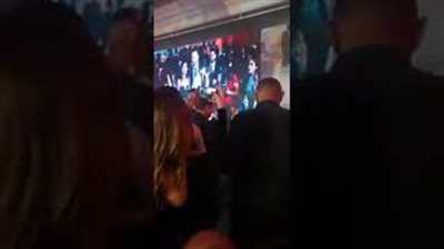 محمد فؤاد يبدع على الطبلة في حفل لعمرو دياب (فيديو)